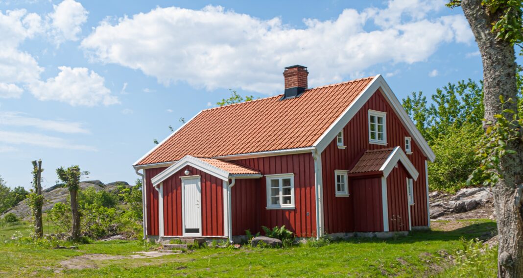 Bilden visar en stuga som kan behöva en takbesiktning på Gotland av en erfaren takläggare på Gotland