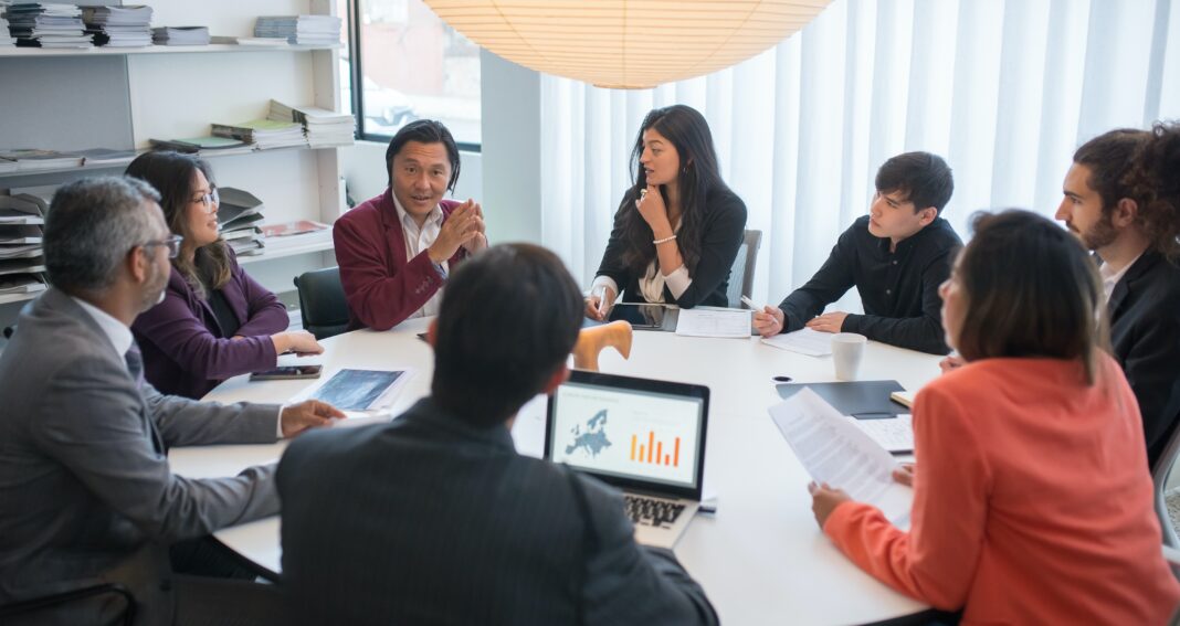 Bilden visar ett mötesrum på en hybrid arbetsplats och flexibla kontor. Få hjälp med förändringsprocesser och arbetsplatsanalys av ett proffs på arbetsplatsstrategier
