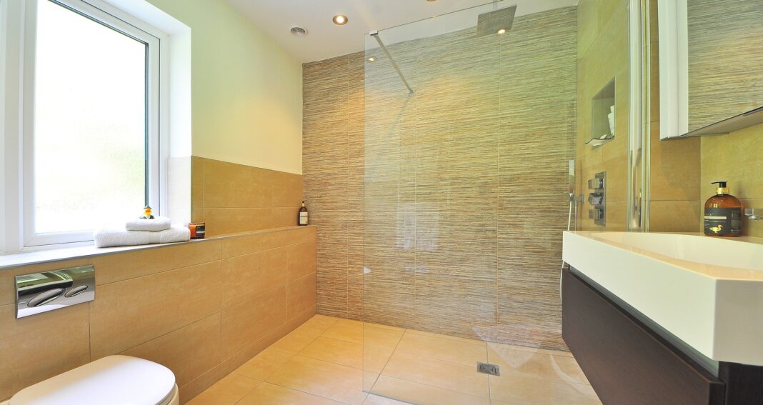 Bilden visar ett badrum med duschvägg. Det finns praktiska duschväggar med skjutdörrar och duschdörrar med skjutdörrar.
