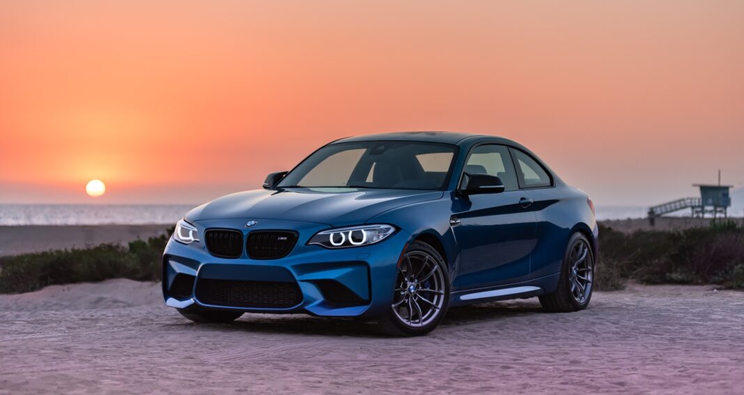 Bilden visar en BMW styling med snygga BMW navkapslar och BMW emblem. Det finns även VW emblem och snygg VW styling.