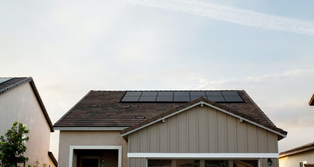 Bilden visar solceller som är installerade på ett garagetak vid en villa. I samband med takomläggning kan du montera solceller i Varberg, Kungsbacka, Halmstad och Borås.