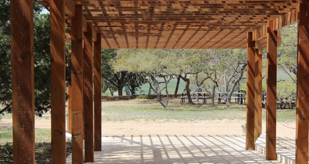 Bilden visar en pergola i trä. Pergolamarkiser och snygga pergola tak. Terrass markiser finns även som solsegel och segelduk till altan.