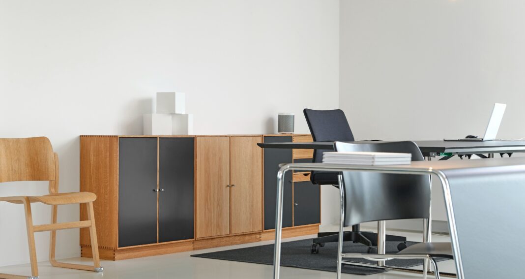 Bilden visar ett kontor. Med en professionell städfirma i Stockholm kan du lösa företagsstädning och kontorsstädningen enkelt.