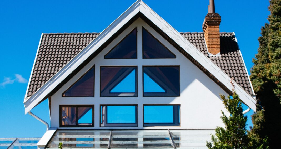 Bilden visar ett modern hus. Med FTX ventilation till villa kan du energieffektivisera genom värmeåtervinning.
