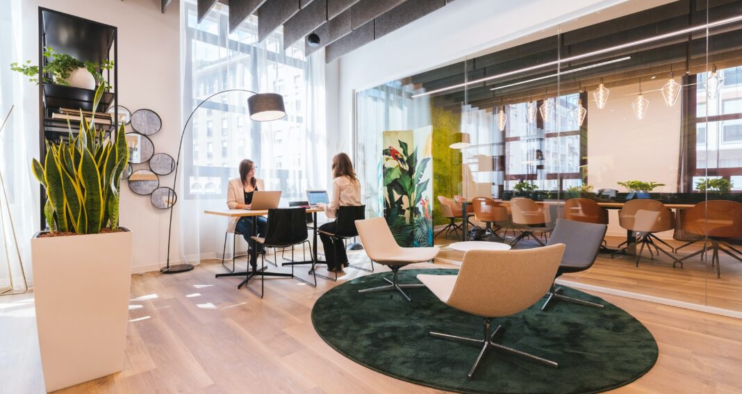 Bilden visar ett coworking space i en gemensam arbetsyta. Lediga kontor i Göteborg - CoWorking - Poddstudio. Välj ett företagshotell i cityläge mitt i centrala Göteborg.
