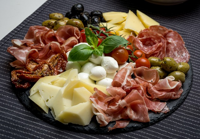 Bilden visar ett fat med italiensk mat. Italiensk tapas eller italiensk buffe går nu enkelt att beställa till dina evenemang och fester.