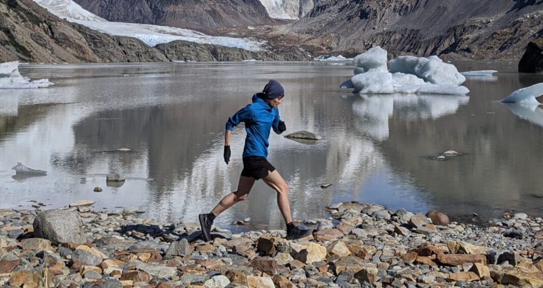 Bilden visar en person som utöver trailrunning. Trailrunningskor av hög kvalitet är bra att ha när man springer trail.