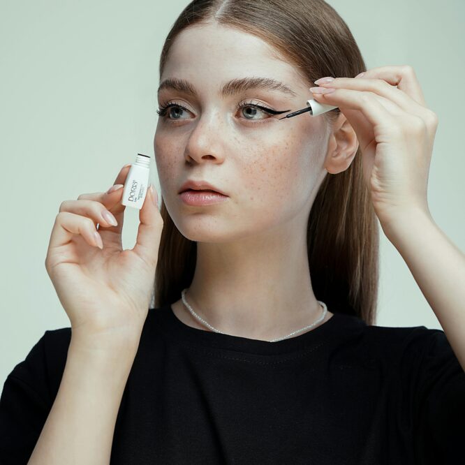 En flexibel detalj för nyvunnen självkänsla med vackra ögonfransar